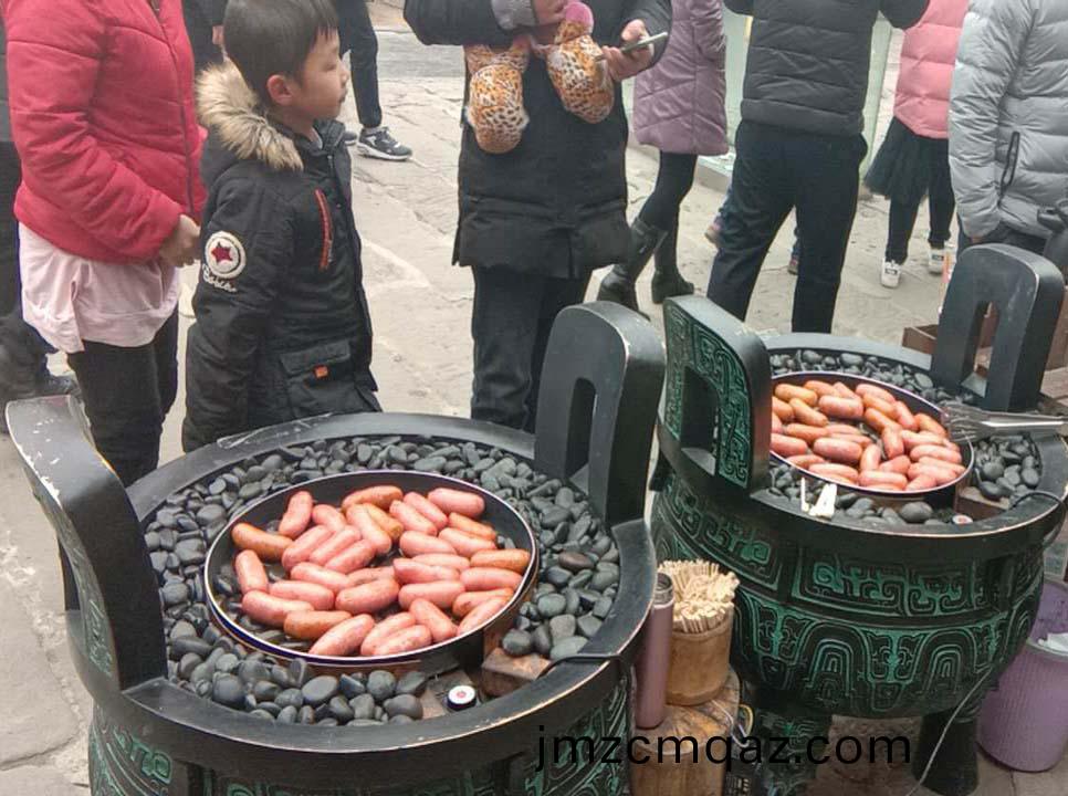 漢(han)伯(bo)尅石(shi)鍋烤(kao)腸貴(gui)陽(yang)廟會倍(bei)受(shou)歡(huan)迎